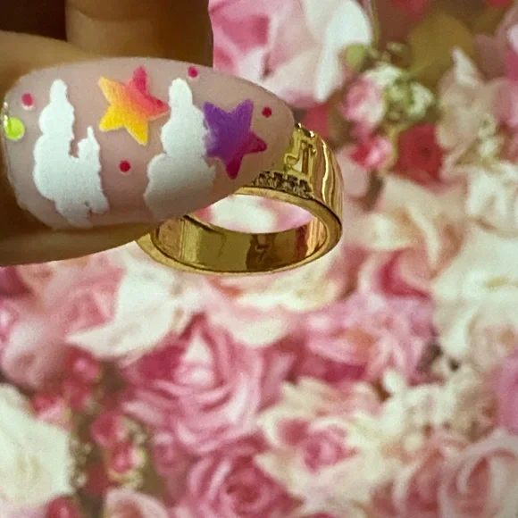 Elegant Gold Ring with Black Gemstone - Picture 7 of 15